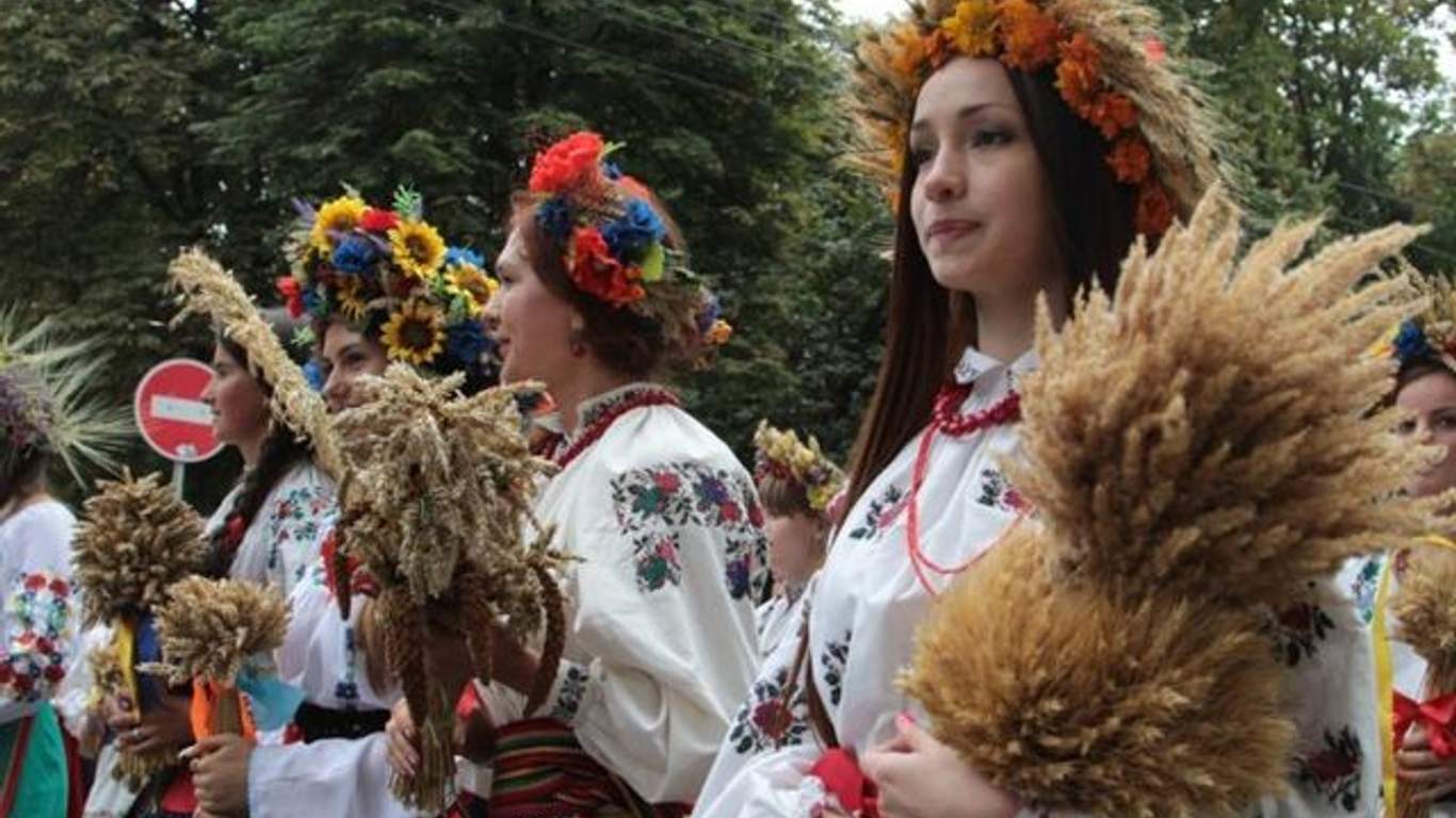 Голі дівчата покрасувалися на Параді вишиванок у Києві - Київ