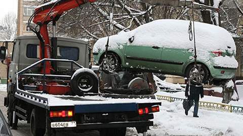 Видео эвакуатор забирает машину