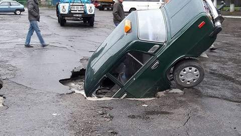 Автомобиль провалился под асфальт Автомобиль провалился под асфальт